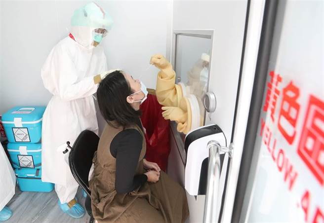 台北市政府昨天、今天派出兩輛採檢車到中研院協助採檢，共805人完成採檢，其中689人結果為陰性，而今日11日上午9點至下午4點共篩檢116人。（本報資料照片）