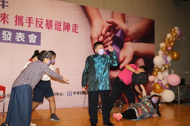 新北市家庭暴力暨性侵害防治中心發現，家庭長者受暴數量增多，報案量較去年同期增加12.39％，為了推動家庭防暴，市府今舉辦「守護高齡作伙來、攜手反暴逗陣走」成果發表展，由三重紳士協會榮獲團體組第一名。（新北市社會局提供）