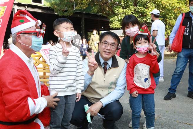 市长黄伟哲（左三）还特别化身耶诞老公公送礼物，逗得孩子们笑得合不拢嘴。（台南市政府提供／张毓翎台南传真）