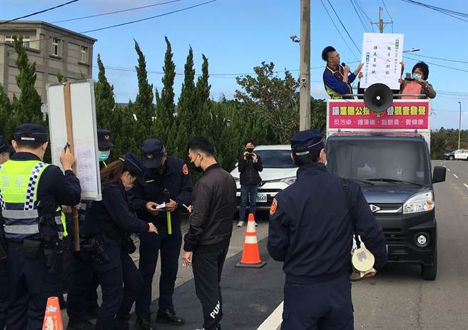 观音在地守护藻礁联盟发起人戴兆华驾驶扩音车，在会场入口高分贝喊话，要求郭蔡美英出来辩论观音空污现况。（戴兆华提供／陈梦茹桃园传真）