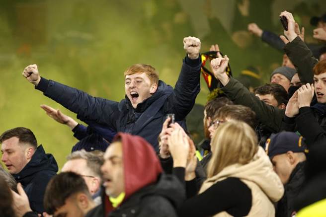 Omicron在英國迅速擴散。圖為英國民眾觀看足球賽，並非當事人。（示意圖／美聯社）