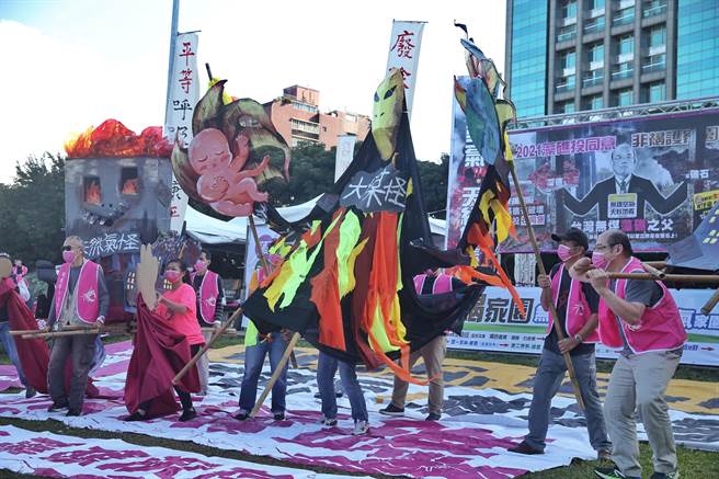 台灣健康空氣行動聯盟、藻礁公投推動聯盟11日舉行「搶救藻礁投同意 非褐非核護家園」遊行，參與民眾以行動劇演出被惡靈三怪怪所糾纏的藻礁。（杜宜諳攝）