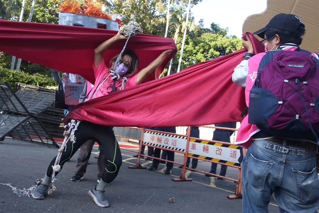 「搶救藻礁投同意 非褐非核護家園」遊行，參與民眾以行動劇演出被天然氣怪所糾纏的藻礁。（杜宜諳攝）