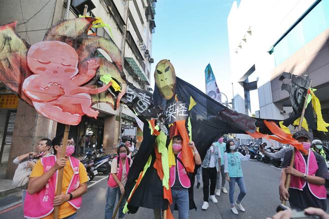 「搶救藻礁投同意 非褐非核護家園」遊行，遊行隊伍高舉惡靈煤怪，吸引民眾目光。（杜宜諳攝）