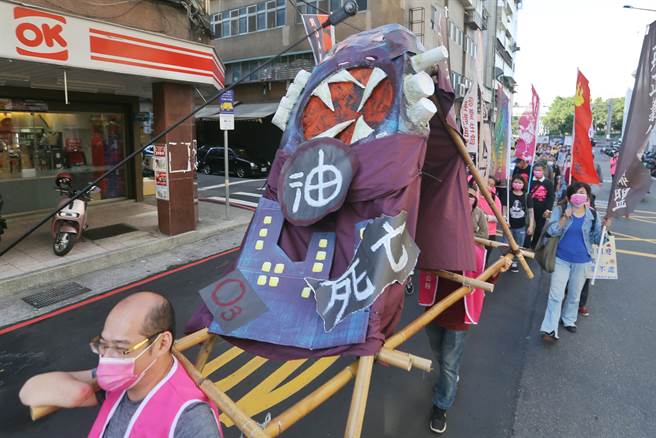 「搶救藻礁投同意 非褐非核護家園」遊行，民眾抬著惡靈油怪參與遊行。（杜宜諳攝）