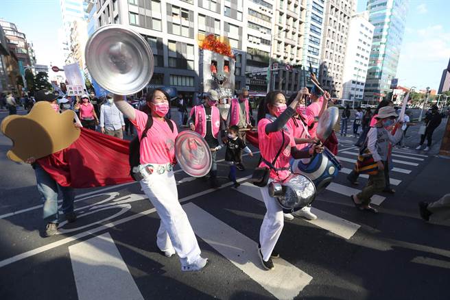 「搶救藻礁投同意 非褐非核護家園」遊行，遊行隊伍沿途敲鑼打鼓，歡樂氣氛宛若嘉年華。（杜宜諳攝）