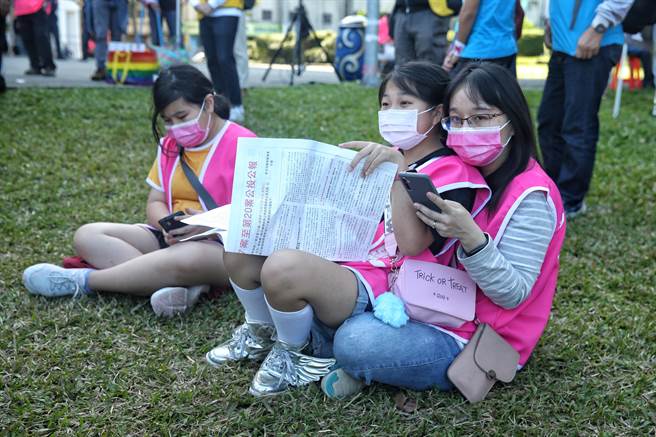 「搶救藻礁投同意 非褐非核護家園」遊行，參與民眾以行動劇演出被天然氣怪所糾纏的藻礁。（杜宜諳攝）