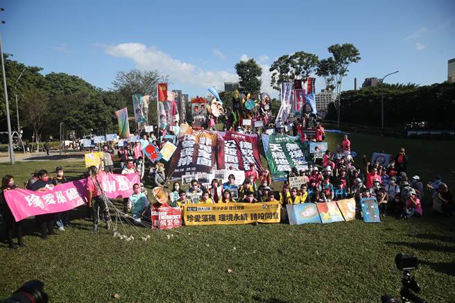 台灣健康空氣行動聯盟、藻礁公投推動聯盟11日舉行「搶救藻礁投同意 非褐非核護家園」遊行，現場有超過百位民眾前來參與。（杜宜諳攝）