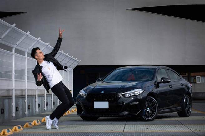 K. Swo与M235i xDrive Gran Coupe Black Storm Edition，K. Swo以舞姿诠释力与美。（石智中摄）