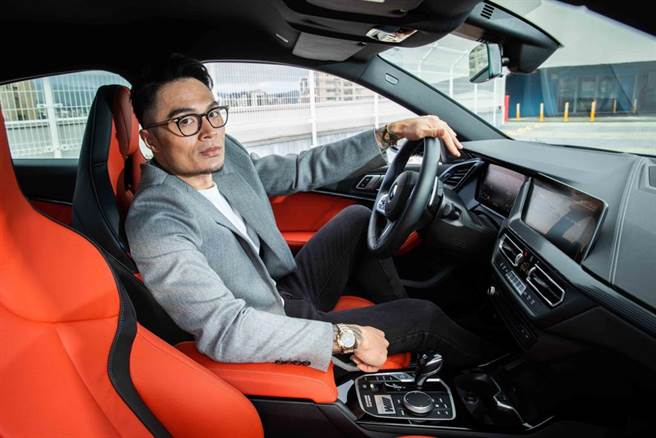 K. Swo很喜欢M235i xDrive Gran Coupe Black Storm Edition内装的黑橘配色。（石智中摄）