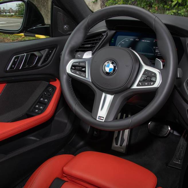 M款真皮多功能方向盘。（陈大任摄）