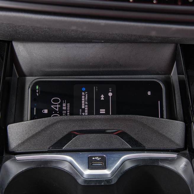 无线充电板设计可夹紧手机。（陈大任摄）