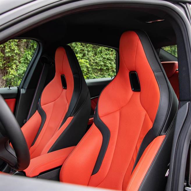 M款跑车座椅以橘色皮革包覆。（陈大任摄）