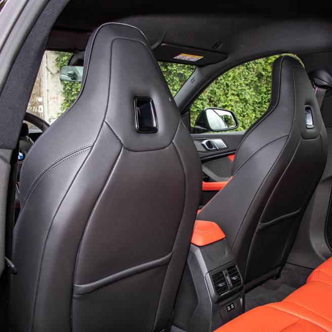 M款跑车座椅椅背造型简洁。（陈大任摄）