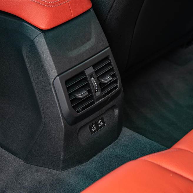 后座出风口下方配2个USB充电插孔。（陈大任摄）