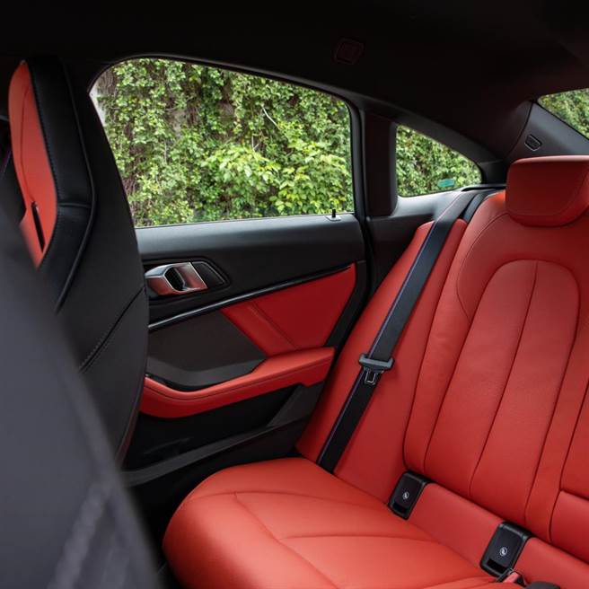 后座椅头部空间略低。（陈大任摄）