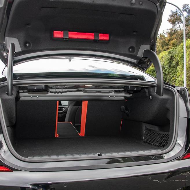 后座椅中央可向前倾倒放置长形物品。（陈大任摄）