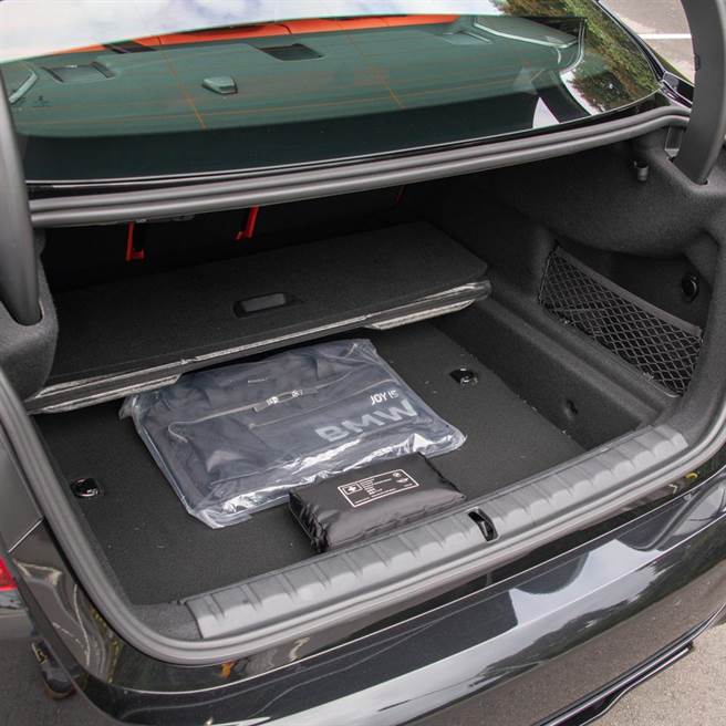 行李厢为双层设计。（陈大任摄）