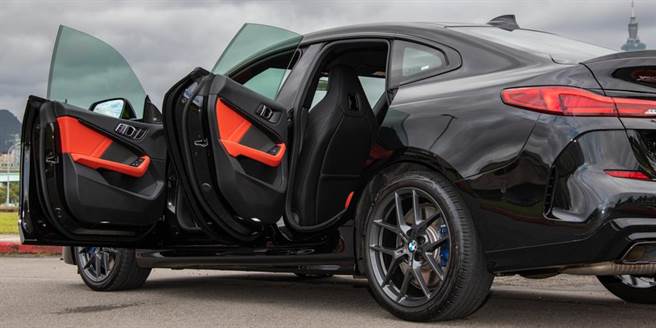 4门採无框设计。（陈大任摄）