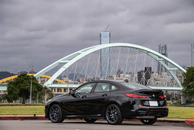M235i xDrive Gran Coupe Black Storm Edition拥有紧凑的车身造型。（陈大任摄）
