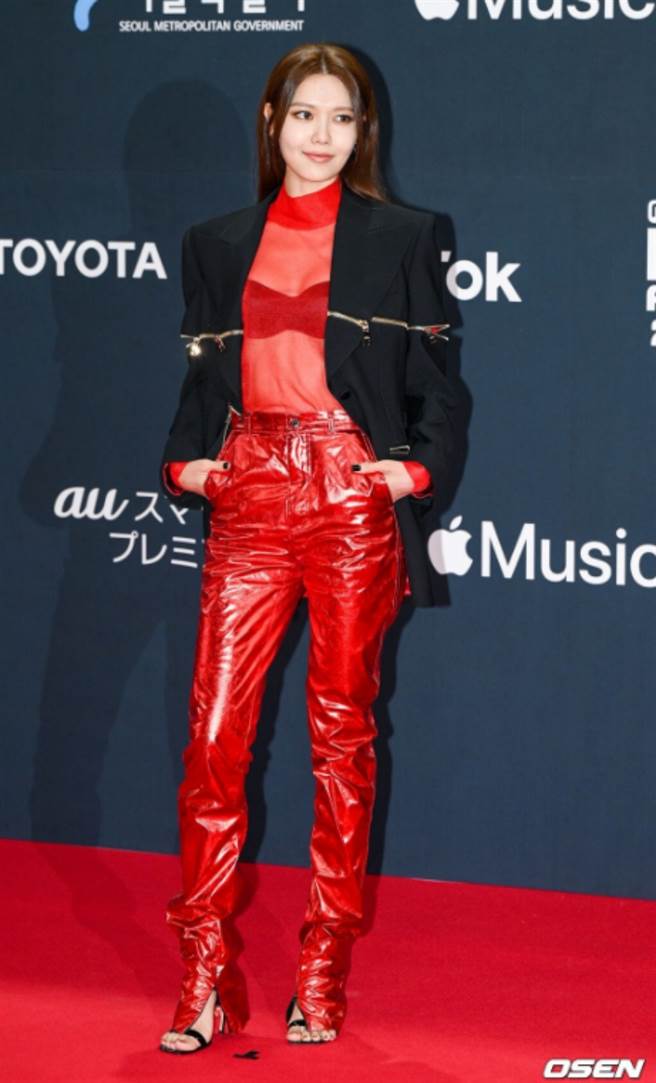 秀英一襲紅色透膚套裝現身MAMA，展現性感女人味。(圖/ 摘自韓網OSEN)