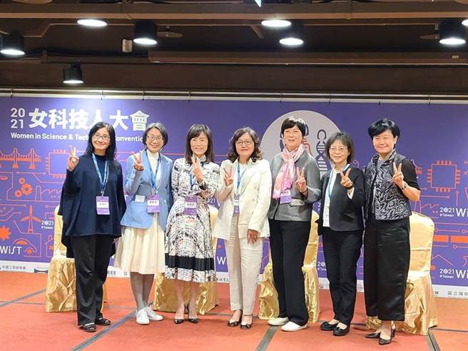 台积电企业社会责任委员会主席暨欧亚业务资深副总经理何丽梅(右三)11日出席2021女科技人大会，被问及台积电赴德设厂一事，直言还未有相关内容进行讨论。（图／翁毓岚）
