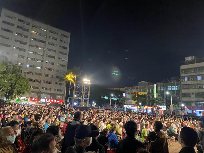 民进党团11日在三重综合体育场举行「四个不同意　台湾更有力」，现场聚集千人拿着旗帜支持。(戴上容摄)