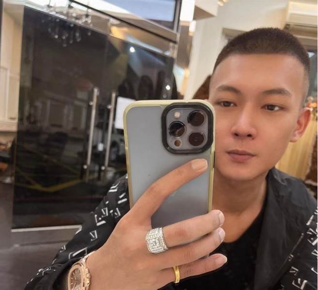 人氣網紅鳳梨（吳泓毅）。(圖/ 摘自鳳梨IG)