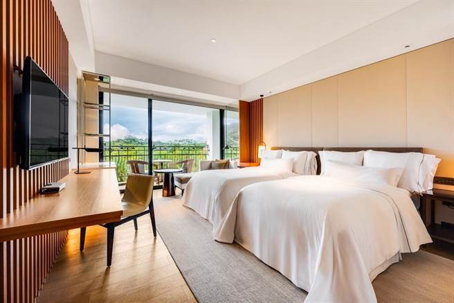 桃園大溪笠復威斯汀度假酒店的豪華客房兩小床房型。（桃園大溪笠復威斯汀度假酒店提供）
