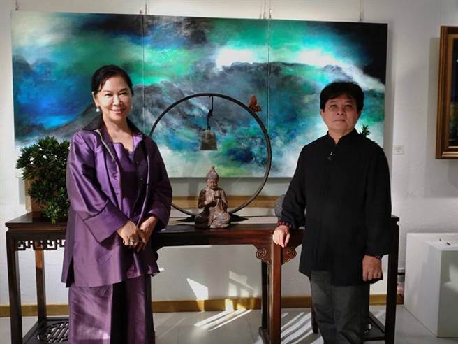 由张秀如(左)亲手打造的「雅园溏」今日盛大开幕，同步展出黄一(文栋) 《茶与艺术的对白》创作展，打造茶香与人文融合的艺术飨宴。（图／曾丽芳）
