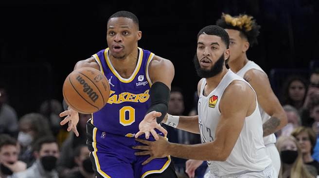 太尷尬了，韋斯布魯克不但是大三元製造機，更創下連續400場失誤紀錄。(美聯社資料照)