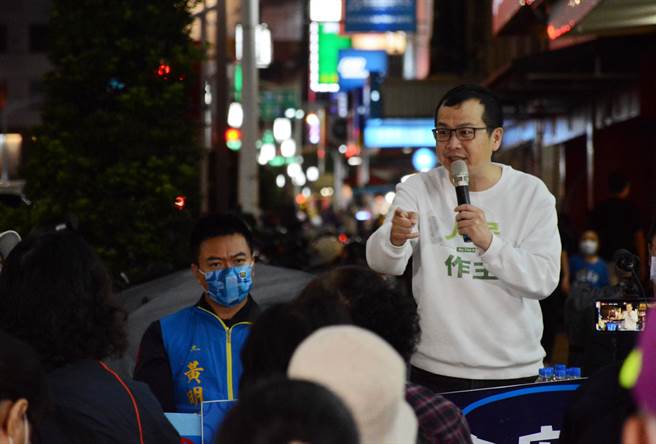 台北市议员罗智强(右)夜宿屏东，为1218公投宣讲。(林和生摄)