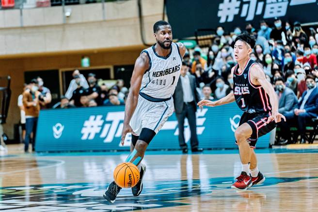 台啤英熊洋将米丘成为T1联盟史上首位拿下大三元的球员。(台啤英熊提供)