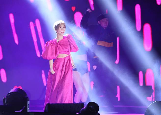 Lulu今以一袭桃红装扮，露出小蛮腰开唱。（张铠乙摄）