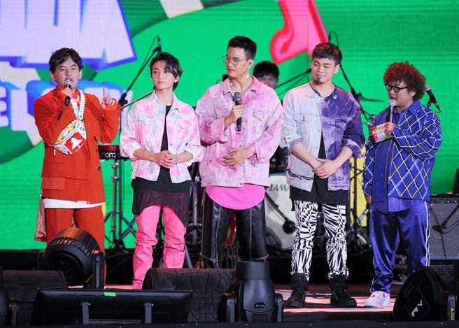 金曲乐团茄子蛋今一连演唱4首歌开场，High翻台下观眾。（张铠乙摄）