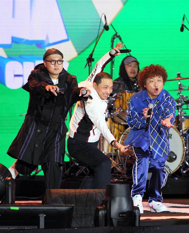 新北市长侯友宜今出席「巨星耶诞演唱会」，上台致词时跟主持人纳豆来个舅甥相见欢。（张铠乙摄）