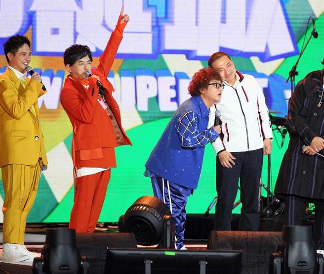 新北市长侯友宜和外甥纳豆今在「巨星耶诞演唱会」上头贴头互动，展现舅甥好感情。（张铠乙摄）