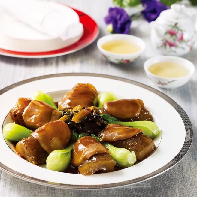 〈上海醉月楼〉的年菜〈鲍鱼葱烧大婆参〉，六人份、2,688元。图／台北远东香格里拉酒店