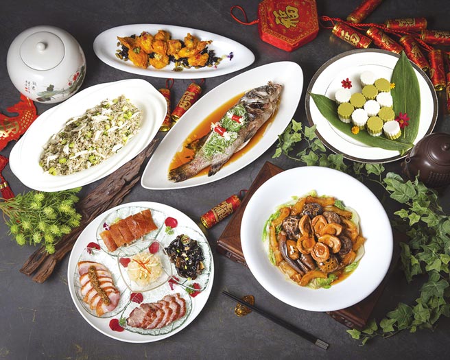 台北米其林指南推荐的〈香宫〉粤菜餐厅，推出年菜外带套餐、六人份13,888元，菜色包括〈开心果仁金沙大明虾〉、〈八头汤鲍佐北菇海参〉、〈葱油清蒸海斑鱼〉，以及〈黑松露蟹肉炒饭〉等。图／台北远东香格里拉酒店