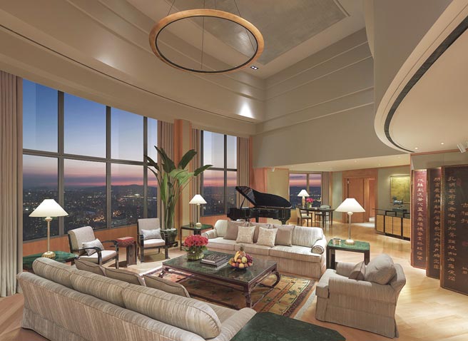 除夕夜入住台北远东香格里拉总统套房，可在客厅享用下午茶，再与亲友共享〈上海醉月楼〉沪式团圆美馔。图／台北远东香格里拉酒店