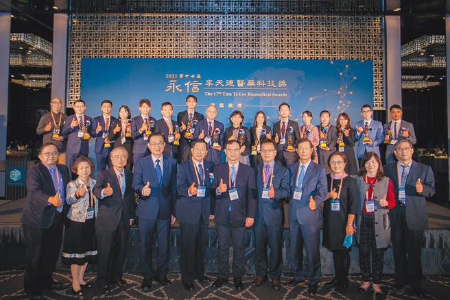 永信李天德医药科技奖颁奖典礼；图为赖明诏院士（前排左三起）、科技部司长陈鸿震、永信董事长李芳裕、卫福部常务次长石崇良等贵宾及得奖人合影。图／永信药品提供