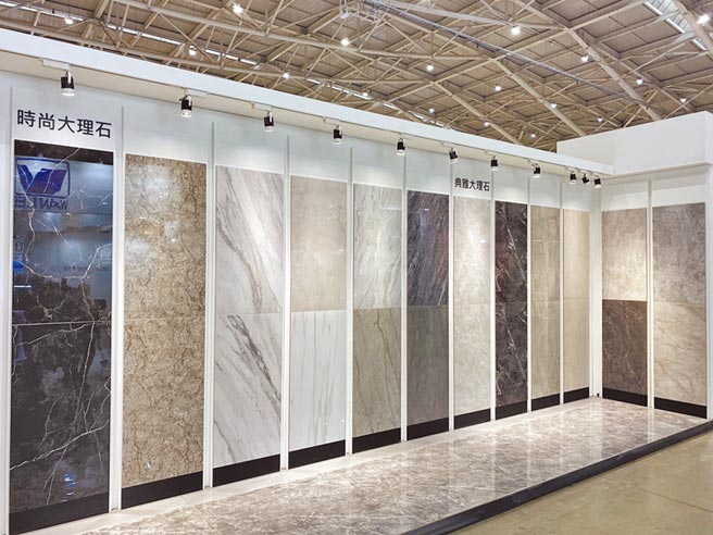 连纹磁砖以卓越抛光工序制成，透过精妙工艺将纹理铺贴成完美自然的无限延伸，为居家场域注入流畅大器的视觉延伸，塑造出细节与尺度兼具的美学宅。图／业者提供