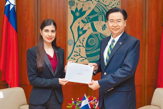 台湾现存友邦仍有几个跟美国不对盘，这些国家若真要跟台湾断交，《台北法案》也不给力。图为尼加拉瓜驻台大使李蜜娜（左）去年10月向外交部长吴钊燮（右）呈递到任国书副本。（外交部提供）