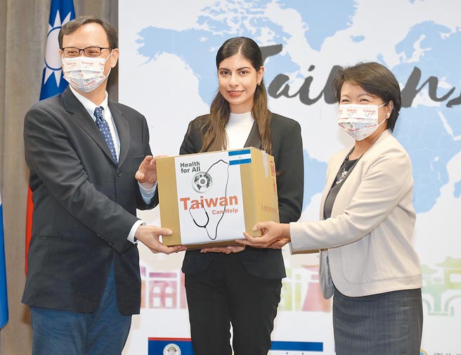 尼加拉瓜奥蒂嘉政府二度与我国断交，前外交部长程建人表示，「我们不要认为只要有美国在，邦交国就可以稳住。」图为台湾国际医卫行动团队2020年捐医疗物资帮助4友邦，由尼加拉瓜驻台大使李蜜娜（中）代表接受。（中央社）