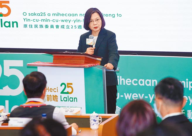 尼加拉瓜無預警宣布與我方斷交，蔡英文總統10日出席原民會成立25周年活動致詞時，嚴詞譴責無論大陸施壓或文攻武嚇，都不會改變台灣堅持民主自由的立場。（范揚光攝）