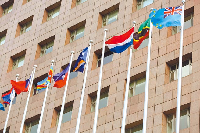 尼加拉瓜政府10日宣布，即日起與台灣切斷外交關係，尼加拉瓜外交部聲明指出，只承認一個中國，外交部使館特區大門口的尼加拉瓜國旗在消息宣布時馬上被撤下，只剩下除教廷梵蒂岡外，其餘13面邦交國的旗幟。（張鎧乙攝）