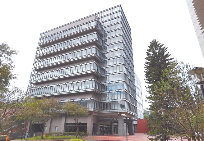 中研院基因体研究中心，10日贴上公告停止上班，大楼内空无一人。(郑任南摄）