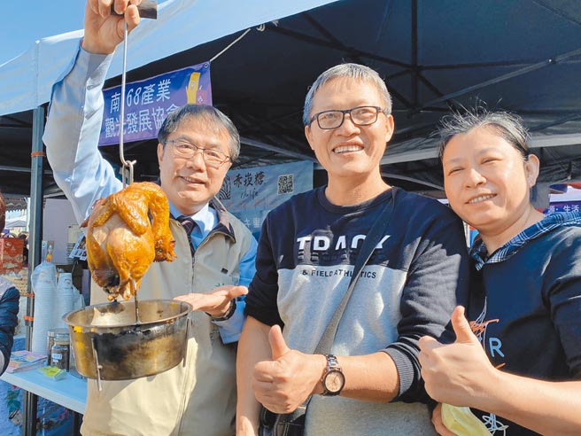 台南市長黃偉哲（左）被看好連任幾無懸念，他近日出席活動也揮別上個月住院後的憔悴，神清氣爽跟民眾合影。（本報資料照片）