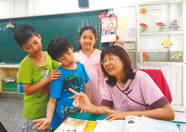 為減輕家長負擔，台北市議員提案，教育局應規畫核發國小低年級學童兒童課後照顧服務中心的「學費抵用券」。（示意圖／本報資料照片）