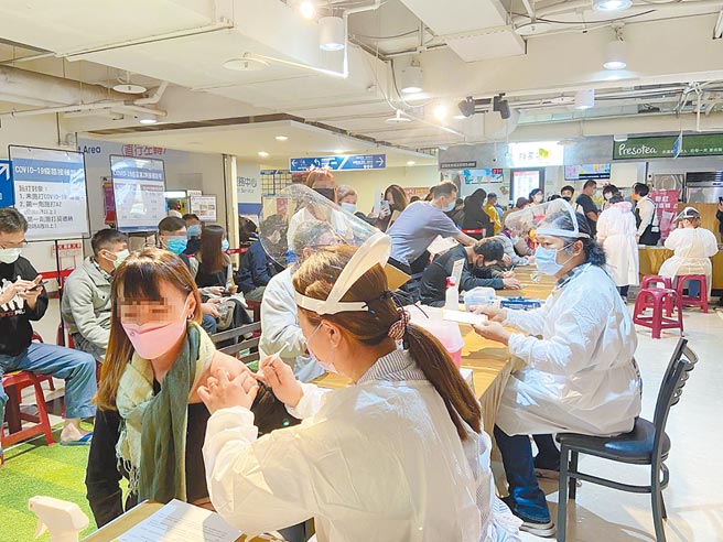 宜蘭縣政府日前與家樂福宜蘭店合作設置疫苗快打站，吸引許多民眾前往接種疫苗，成果良好。（宜蘭縣衛生局提供／胡健森宜蘭傳真）